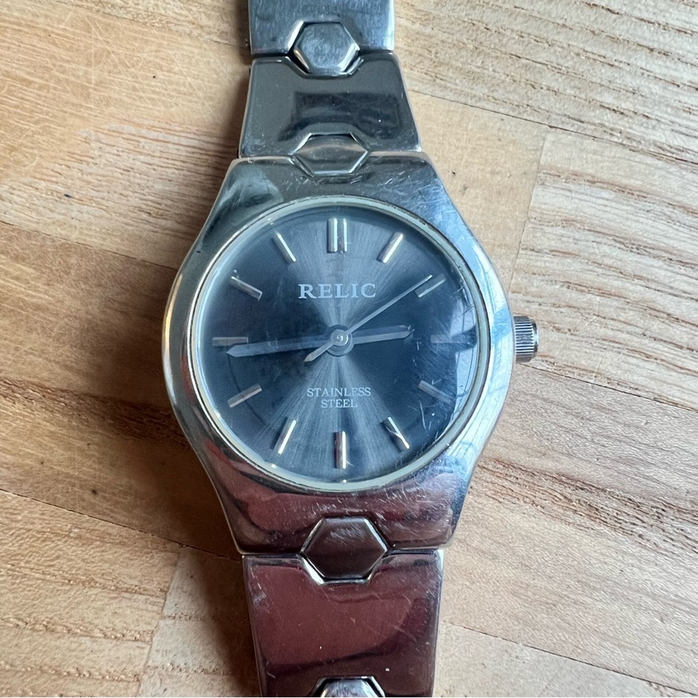 Relic ladies silver tone bracelet fashion watch NEW BATTERY